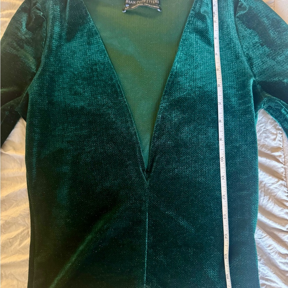 Elegant Emerald Green Women's Top - Picture 2 of 8